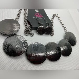 Paparazzi Hammered Gunmetal Necklace and Earring Set NWT